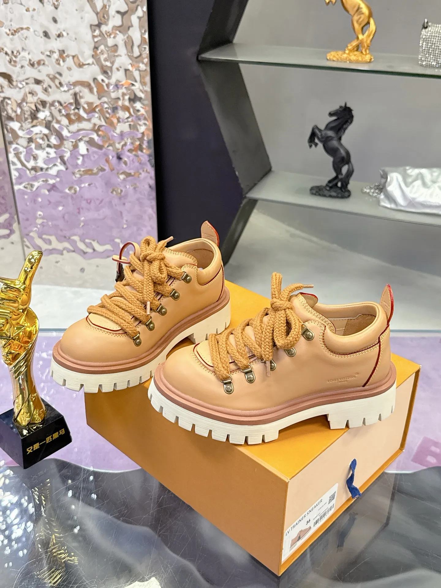 Factory price: 700💰 LV | Louis Vuitton 🧡💚2025 autumn and winter new style, top version ⚠️ The counter features the latest LV REMIX lace-up mountaineering derby shoes, new hard goods 🆕 ❥BS purchasing level! Full of high-end feel! A popular model among bloggers at home and abroad, it’s retro and fashionable, and looks stunning on your feet! Mainly recommended model on the official website★ ▪️Upper: top-quality first-layer cowhide ▪️Inner lining: imported sheepskin ▪️Outsole: original molded T men's shoes 💰U anti-slip outsole ▪️Sole height: 3.5cm ▪️Shoe size: Female 35-41 (41 customized, non-refundable) Male 39-45 (46 customized, non-refundable)
